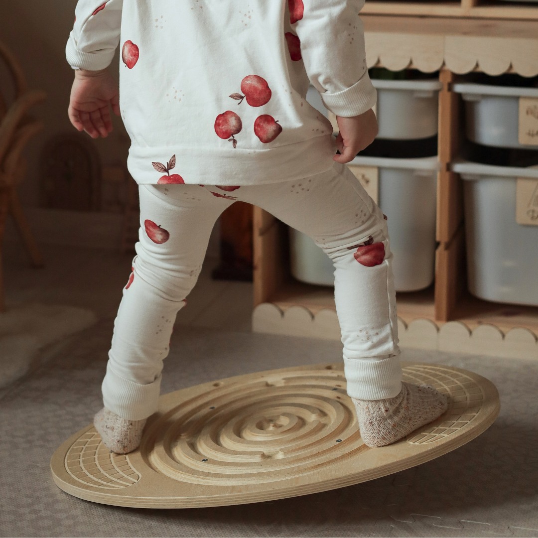 Drevená balančná doska s bludiskom a loptičkami - balančná hojdačka