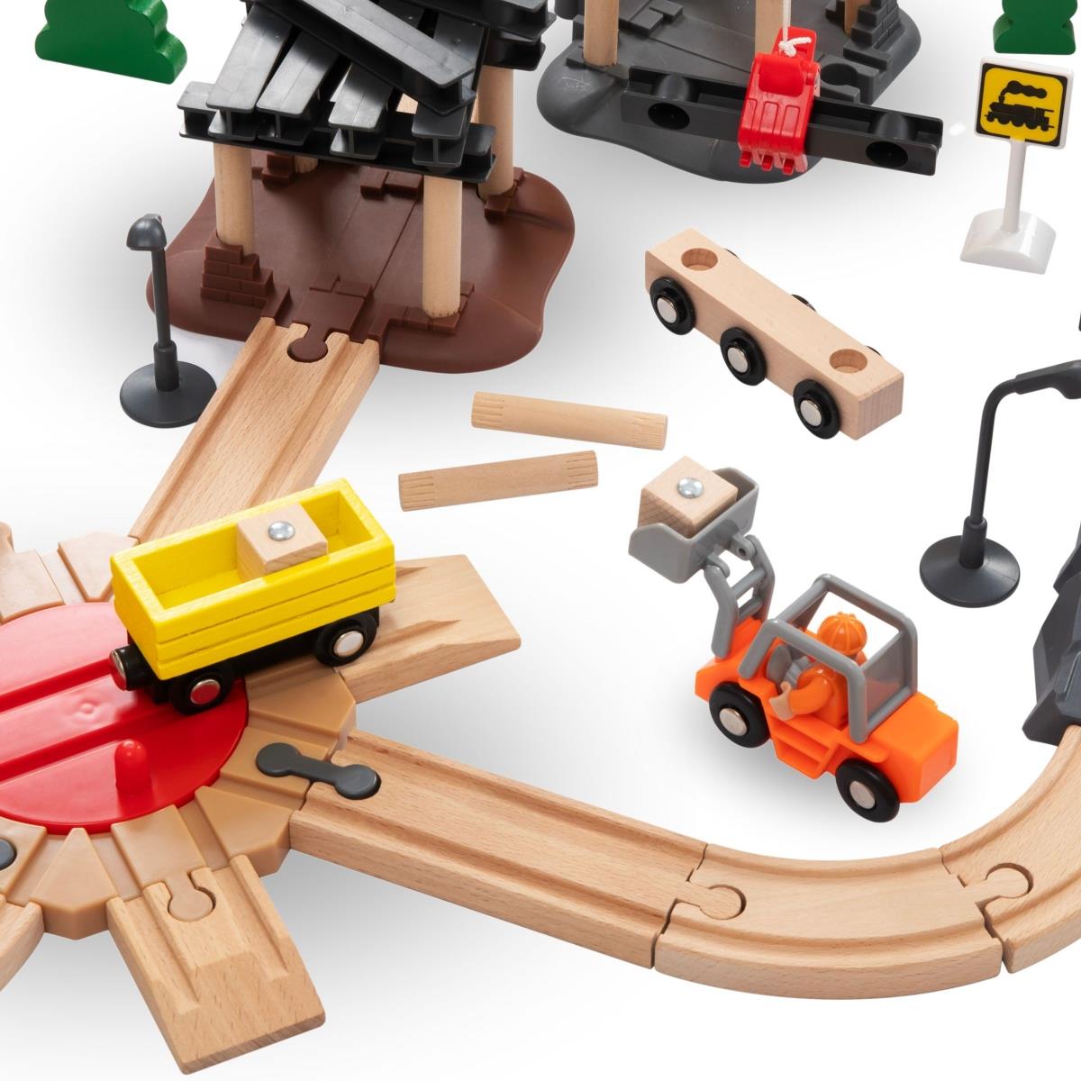 Drevená železnica, vláčik na batérie - Mesto: koľaje, autá, most, letisko