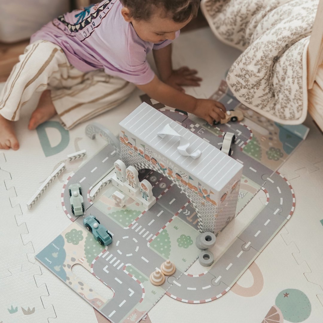 Magnetický kufor s pretekárskou dráhou, drevenými vozidlami a cestnými doplnkami