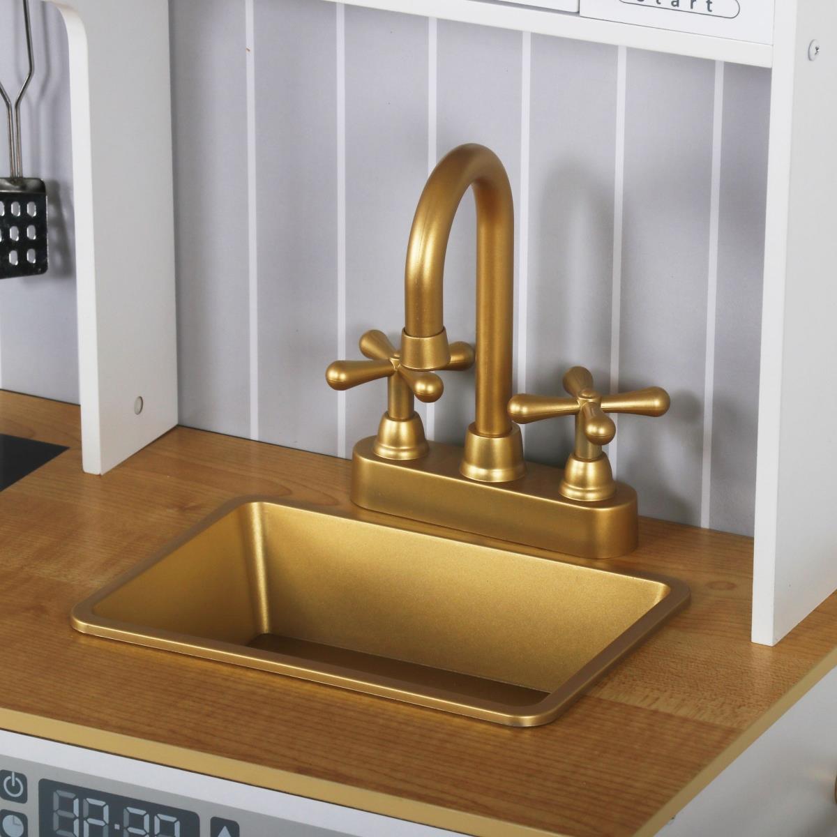 Drevená biela kuchyňa s príslušenstvom a zásterou