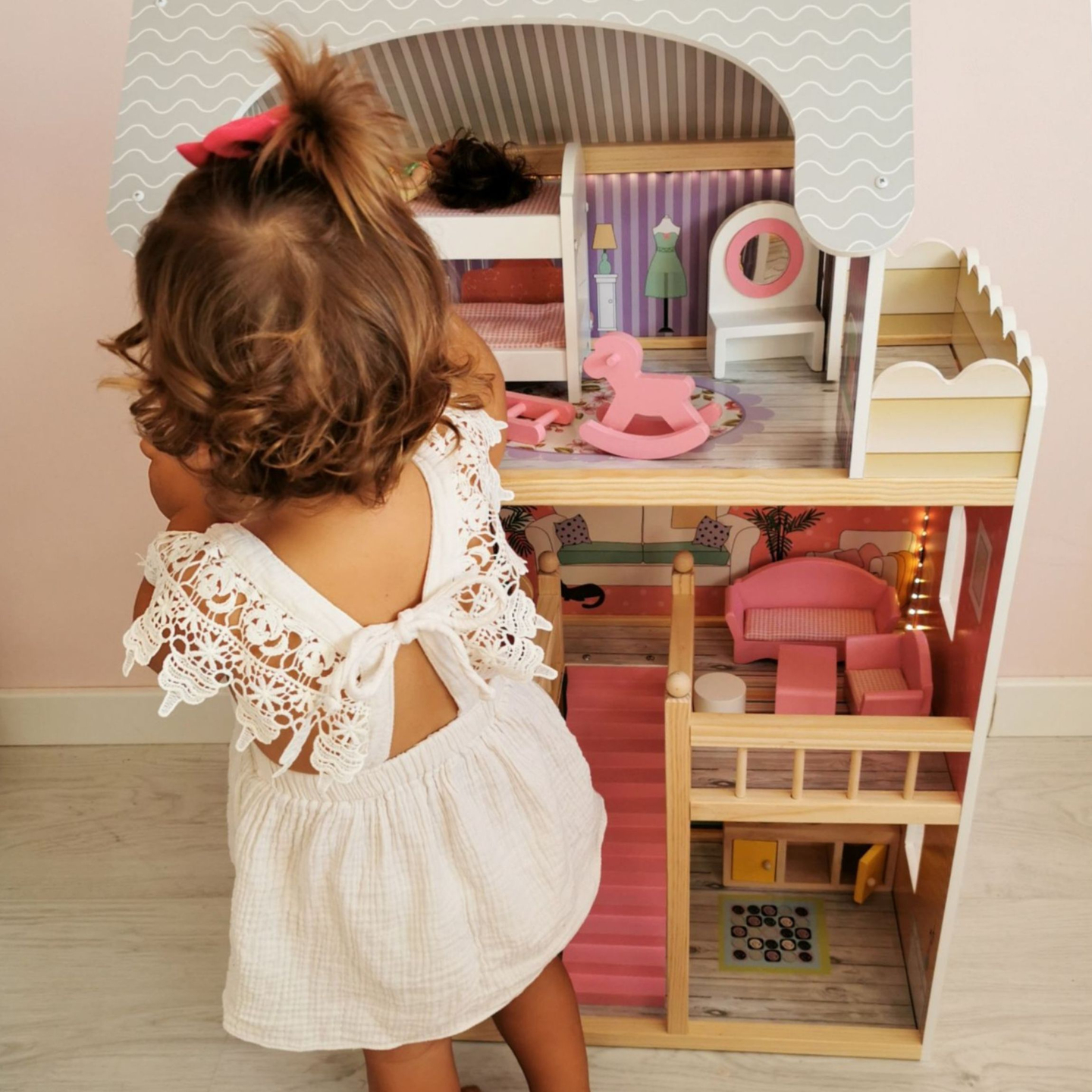 Veľký drevený 3-poschodový domček pre bábiky s terasou, nábytkom a LED osvetlením!