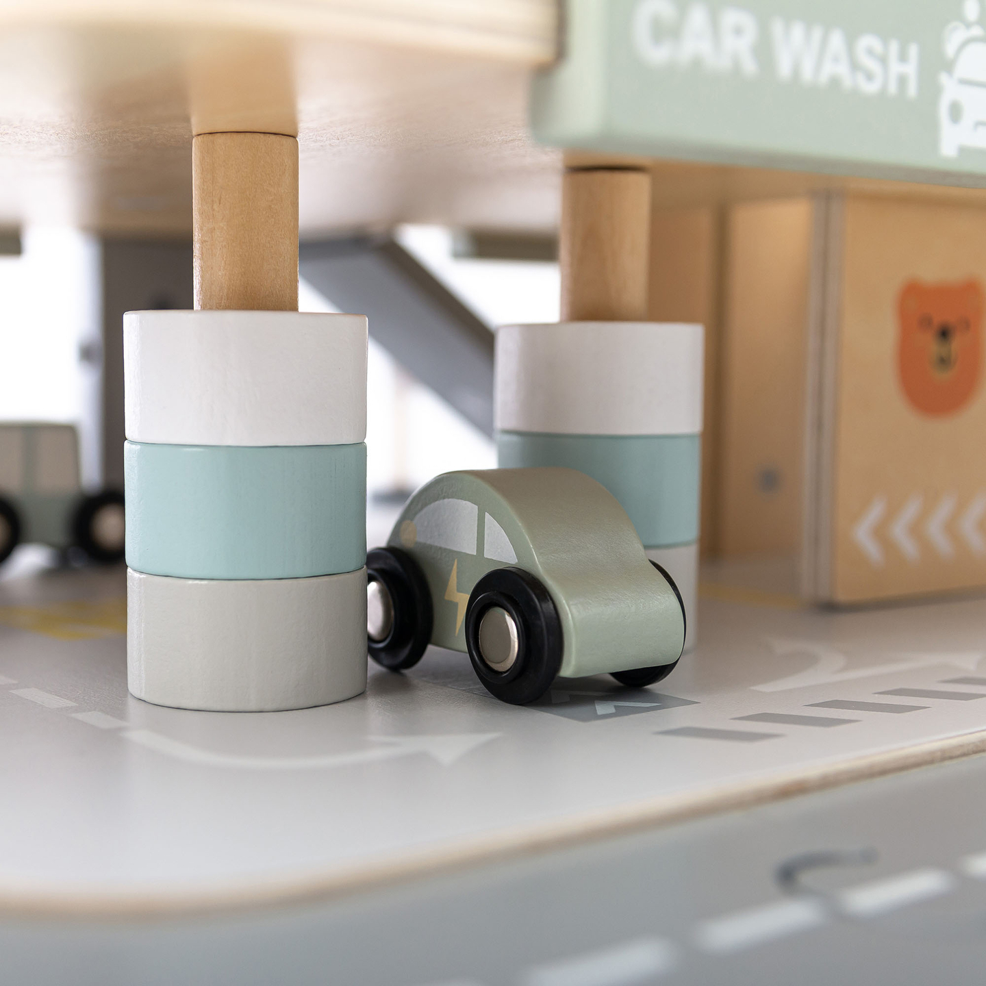 Drevená trojposchodová garáž pre deti s príslušenstvom – parkovisko, čerpacia stanica, umývačka áut, vrtuľník