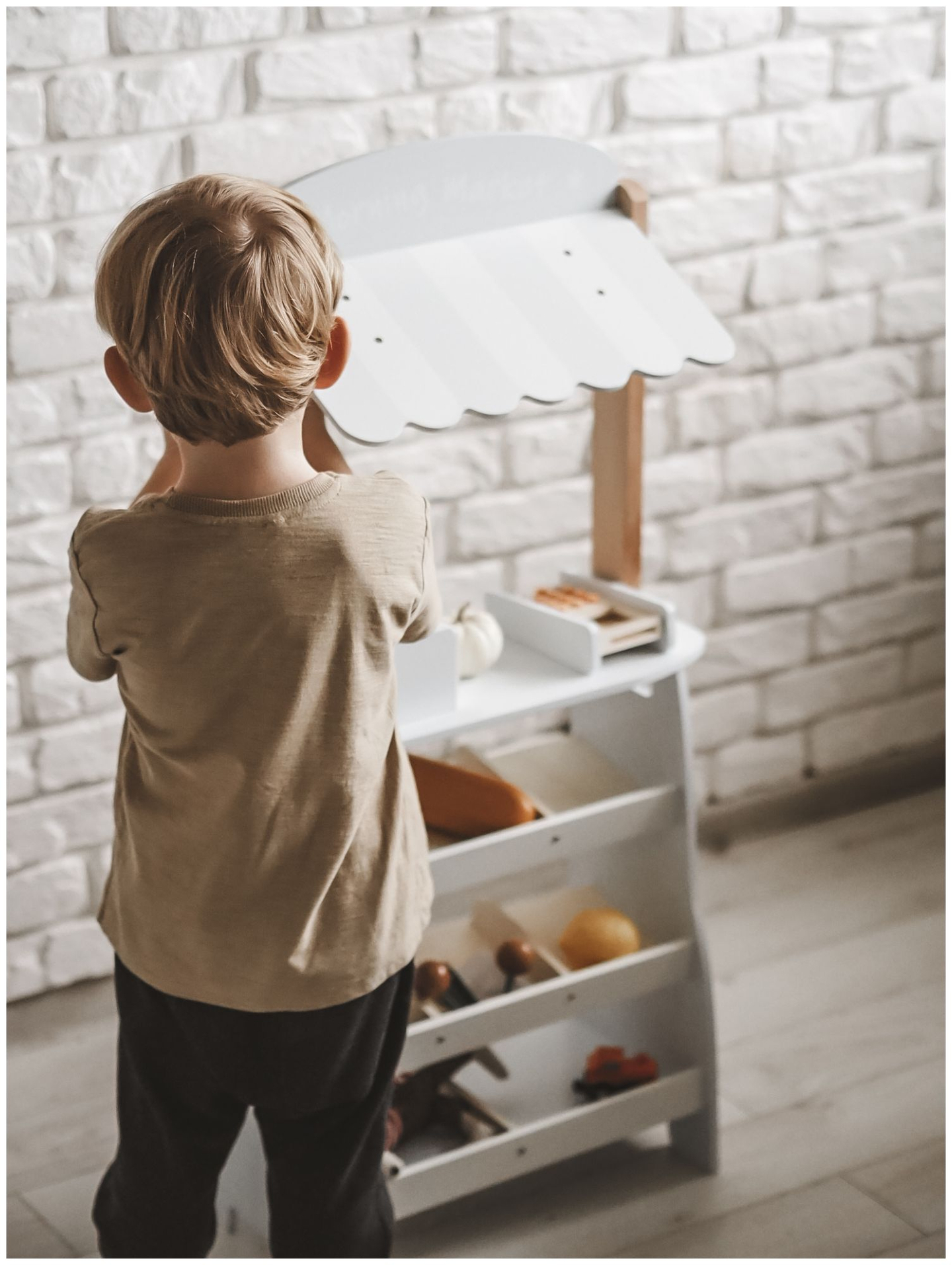 Obchod so zeleninou - drevený stánok s debničkami, pokladňou a terminálom