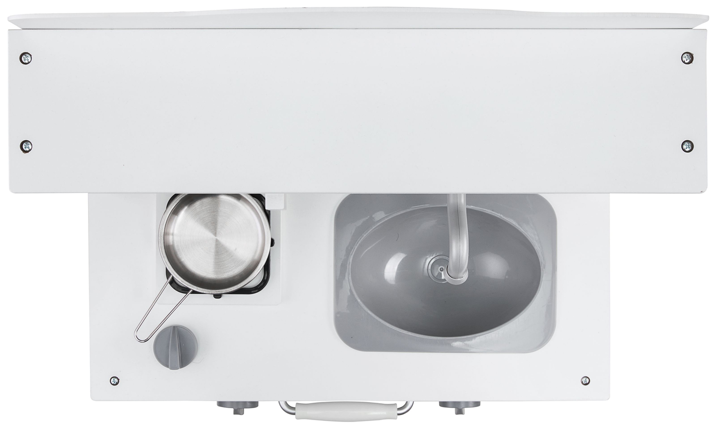 Biela drevená kuchyňa so zásterou, doplnkami a LED lampou