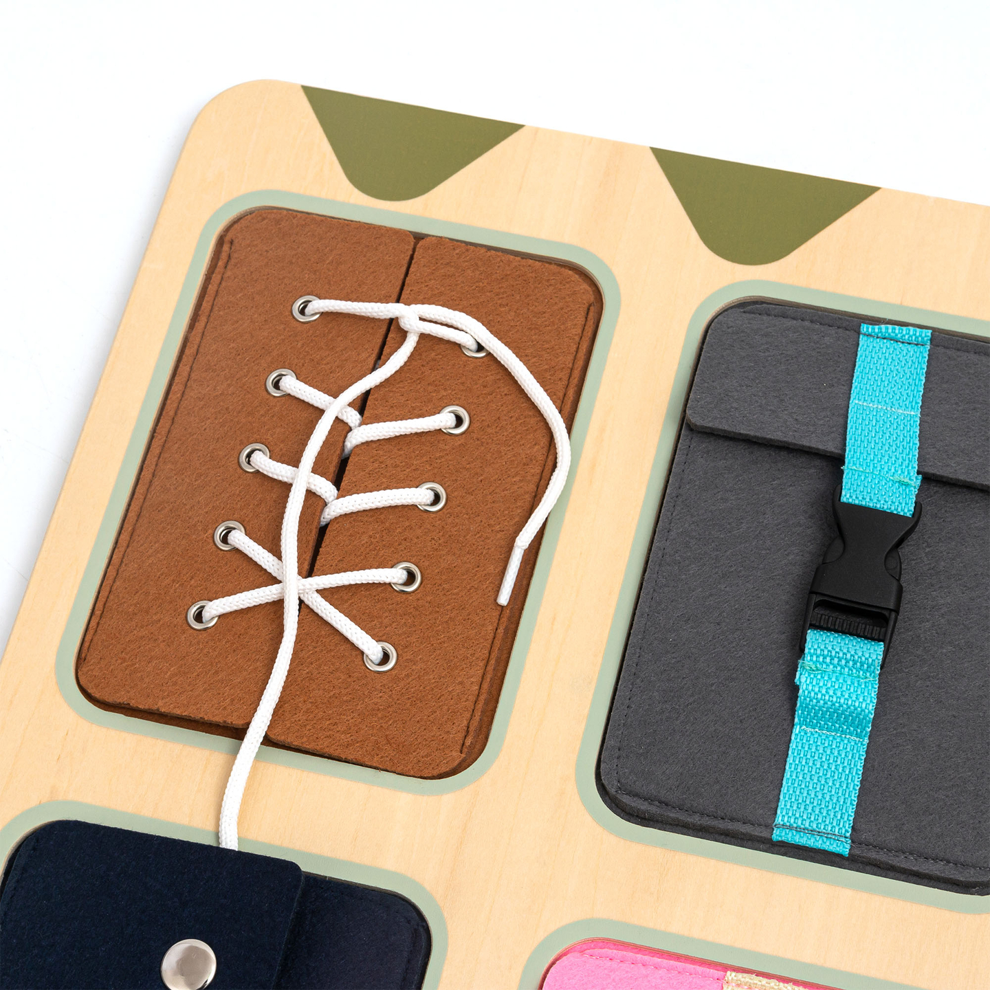 Drevená Montessori manipulačná doska – senzorické učenie samostatnosti – šnúrky, pracky, gombíky, patentky, zips