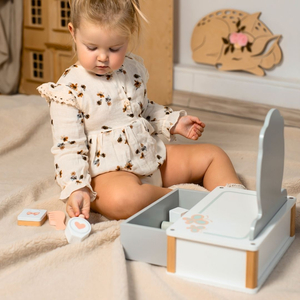 Drevený detský toaletný stolík s príslušenstvom