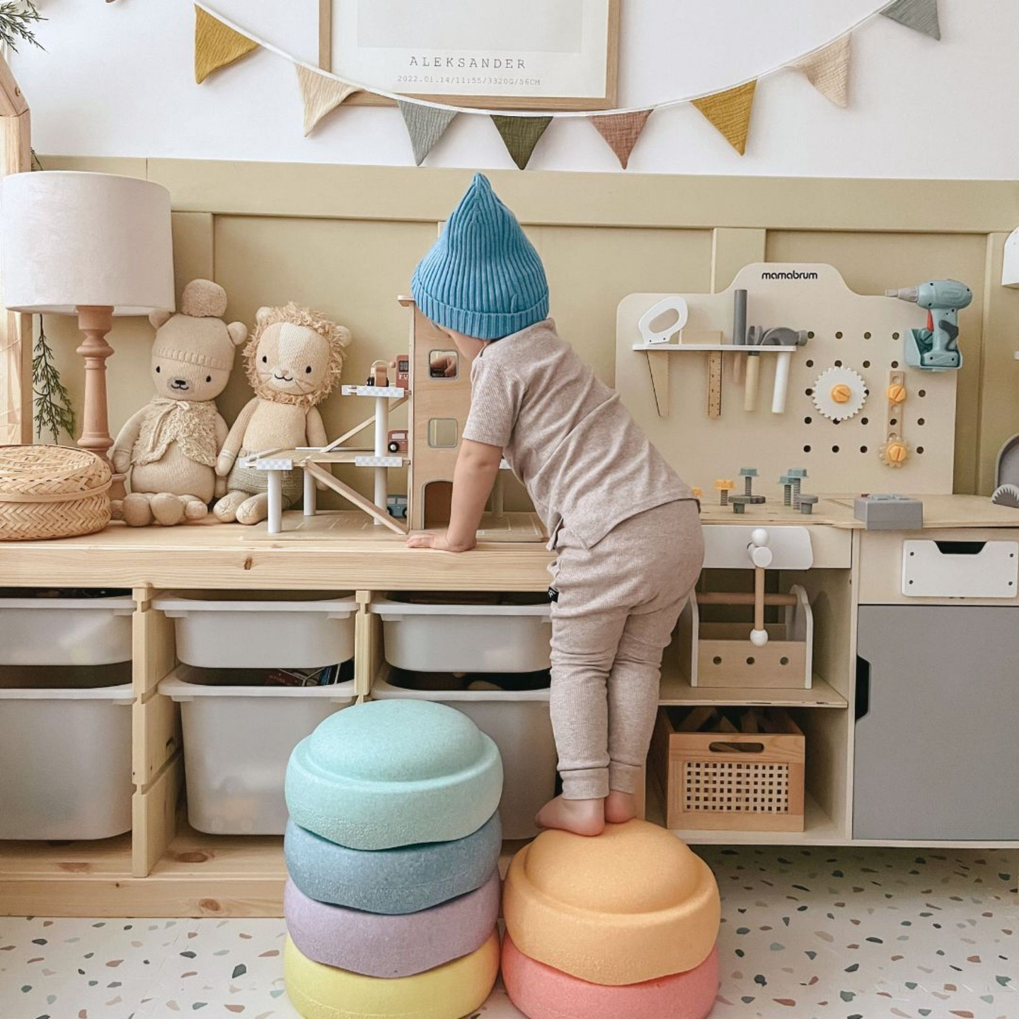 Drevené trojpodlažné parkovisko s výťahom - garáž s autami a vrtuľníkom