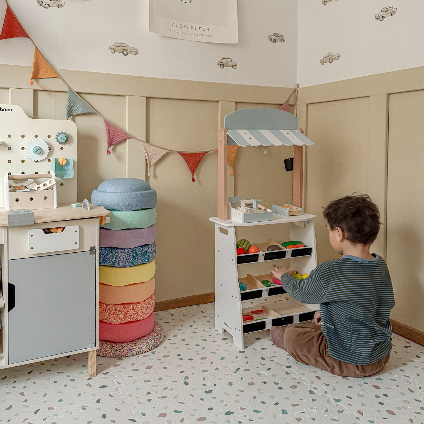 Obchod so zeleninou - drevený stánok s debničkami, pokladňou a terminálom