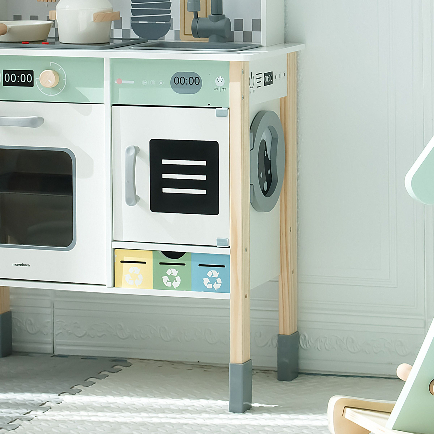 Interaktívna kuchyňa s práčkou, umývačkou riadu a tabuľou