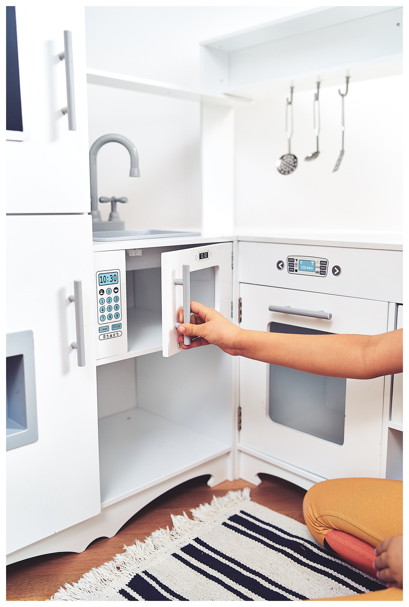 Rohová drevená kuchyňa XXXL s chladničkou, rúrou, práčkou, zásterou a príslušenstvom