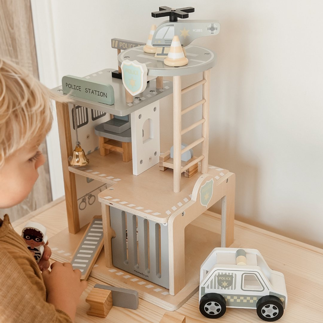 Drevená policajná stanica s príslušenstvom