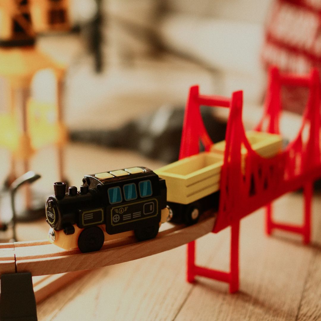 Drevená železnica, vláčik na batérie - Mesto: koľaje, autá, most, letisko