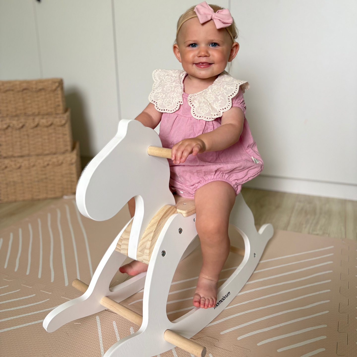 Drevený hojdací koník - biely - od 12 mesiacov.