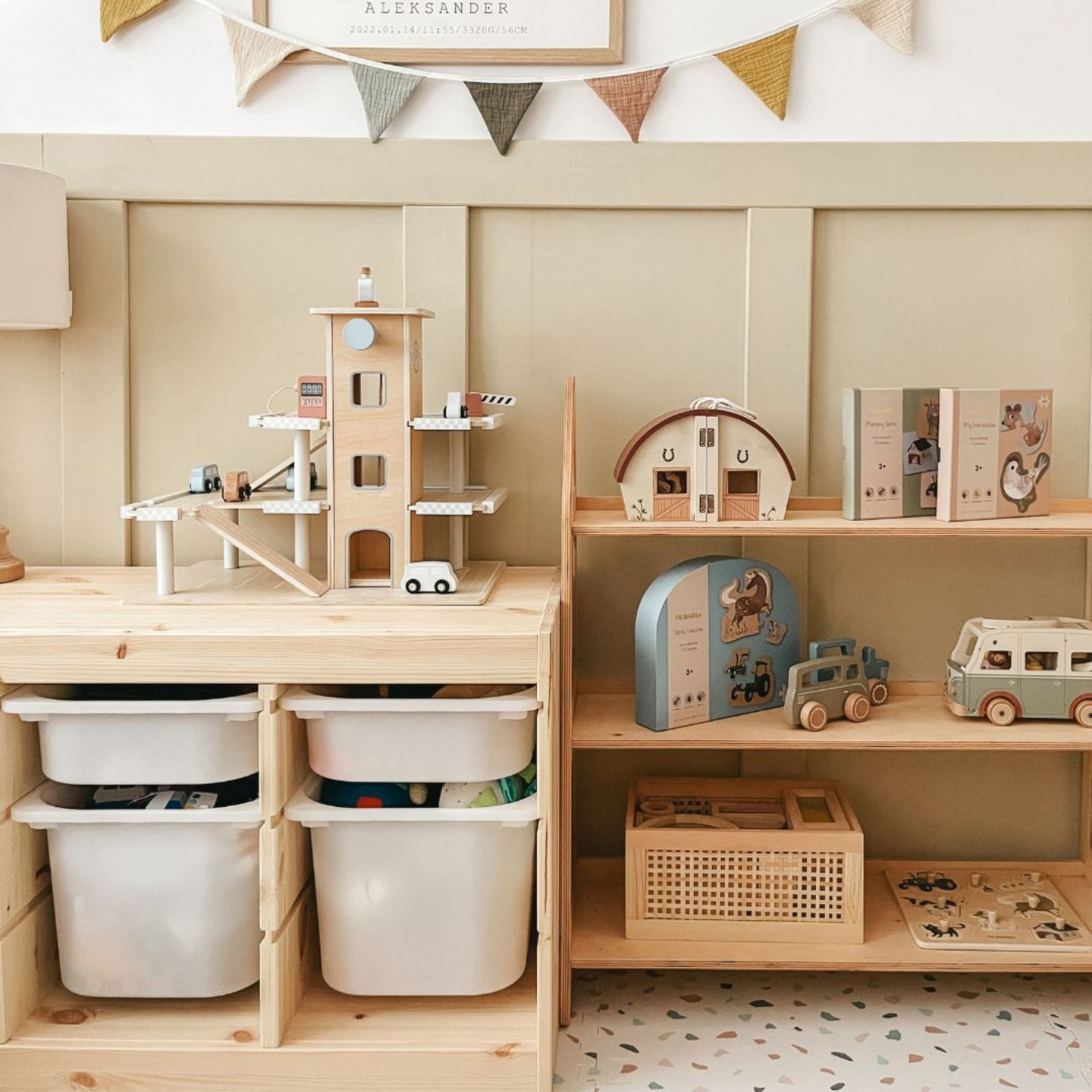 Drevené trojpodlažné parkovisko s výťahom - garáž s autami a vrtuľníkom