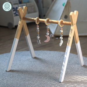 Drevený vzdelávací stojan Baby Gym - biela farba