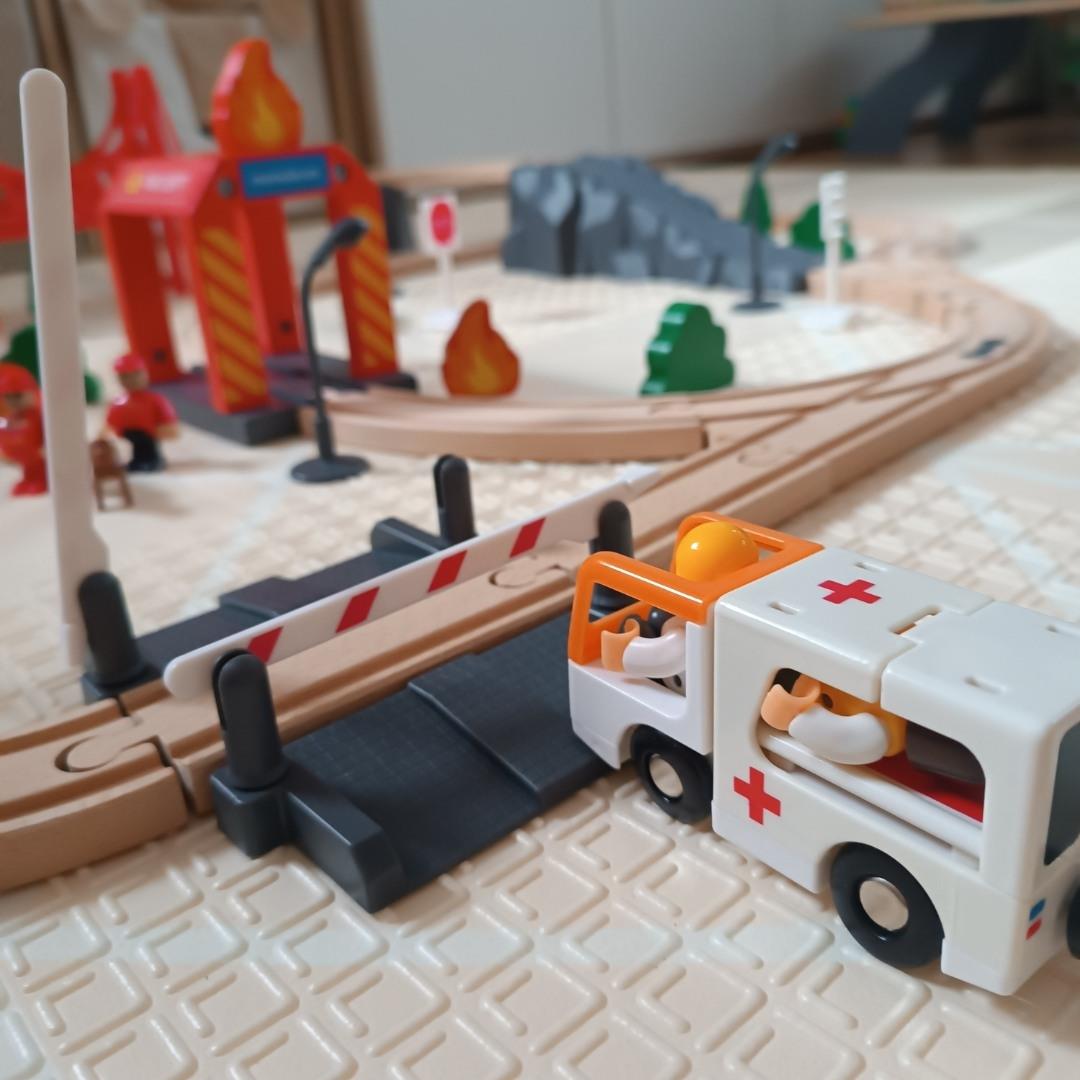 Drevená železnica, vláčik na batérie - Hasiči, koľaje, autá, mosty, závora