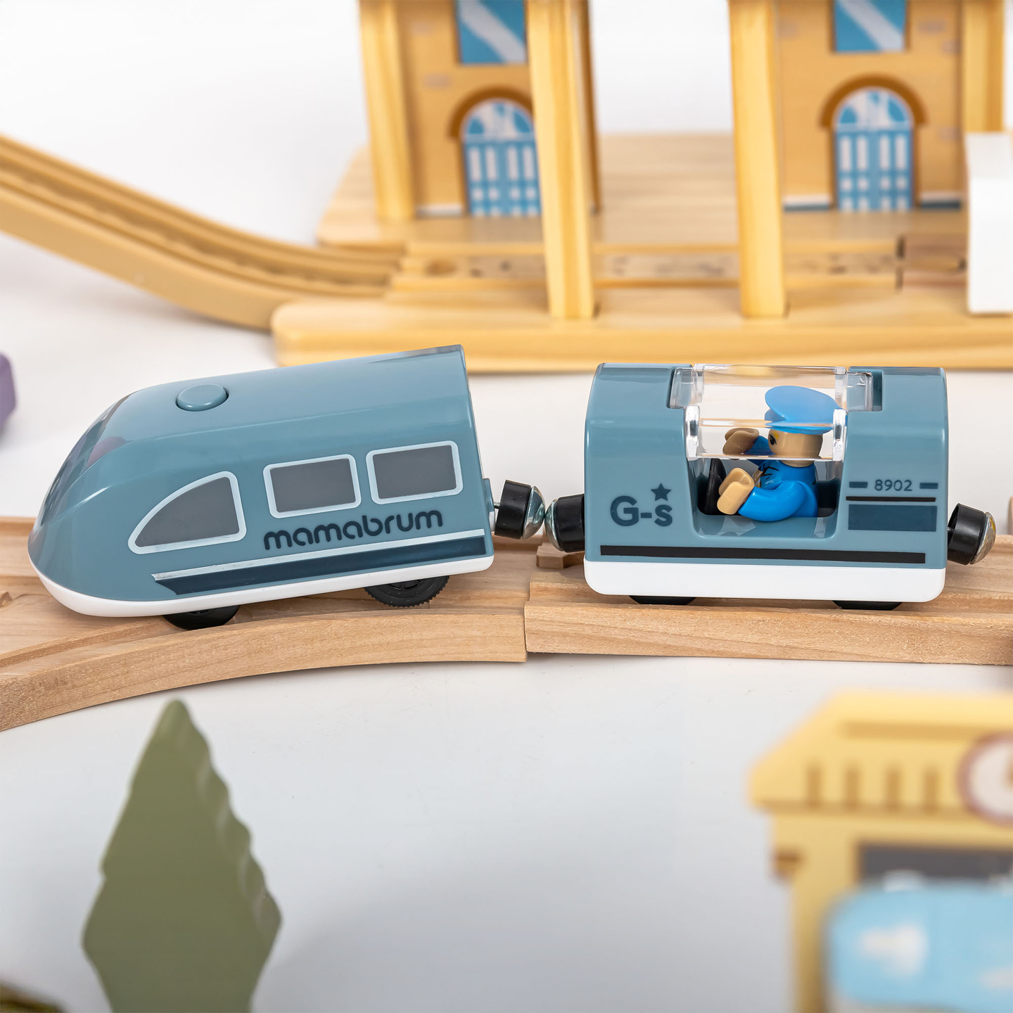 Drevená mestská železnica s elektrickým vlakom - pohybujúci sa žeriav, loď, mosty