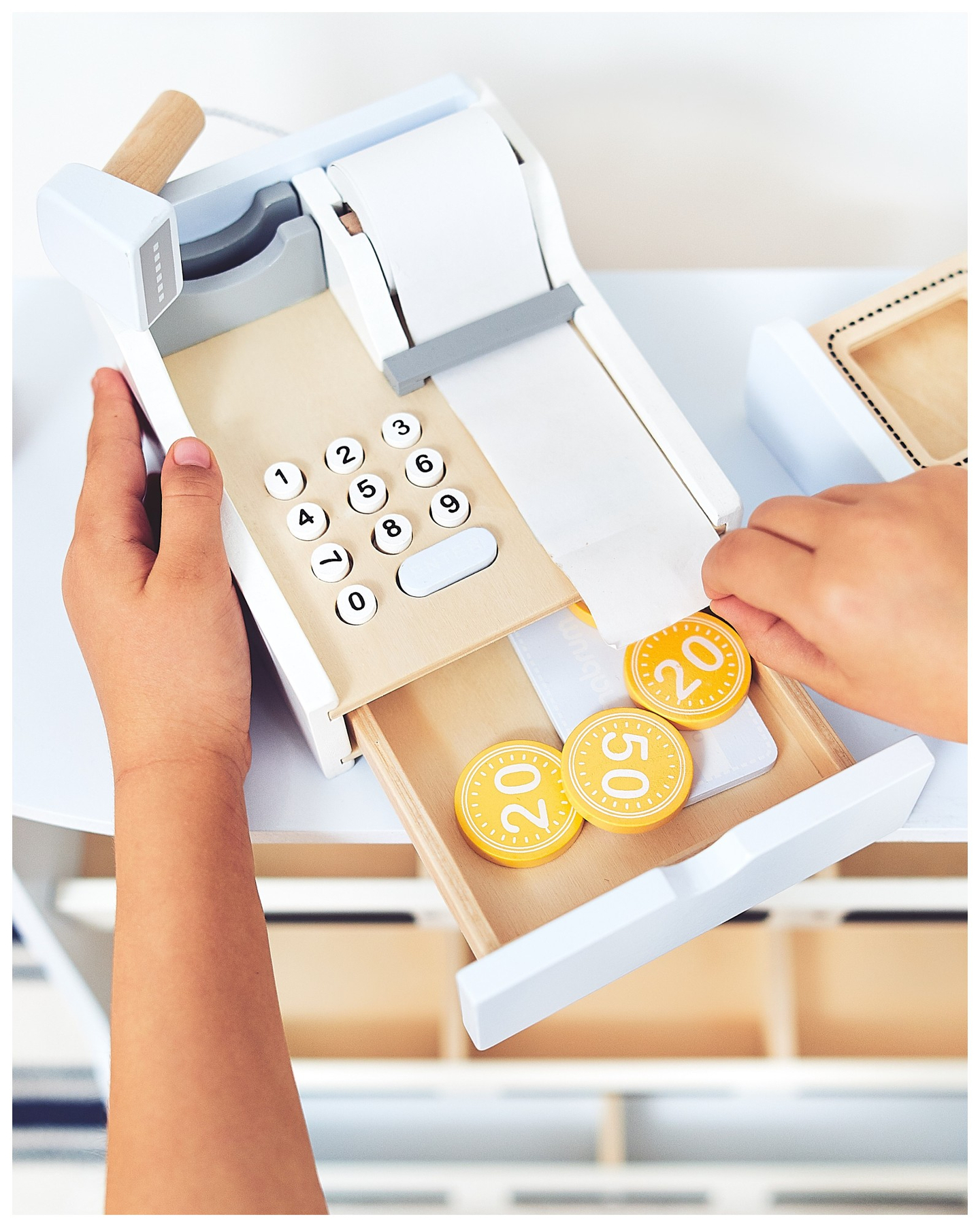 Obchod so zeleninou - drevený stánok s debničkami, pokladňou a terminálom