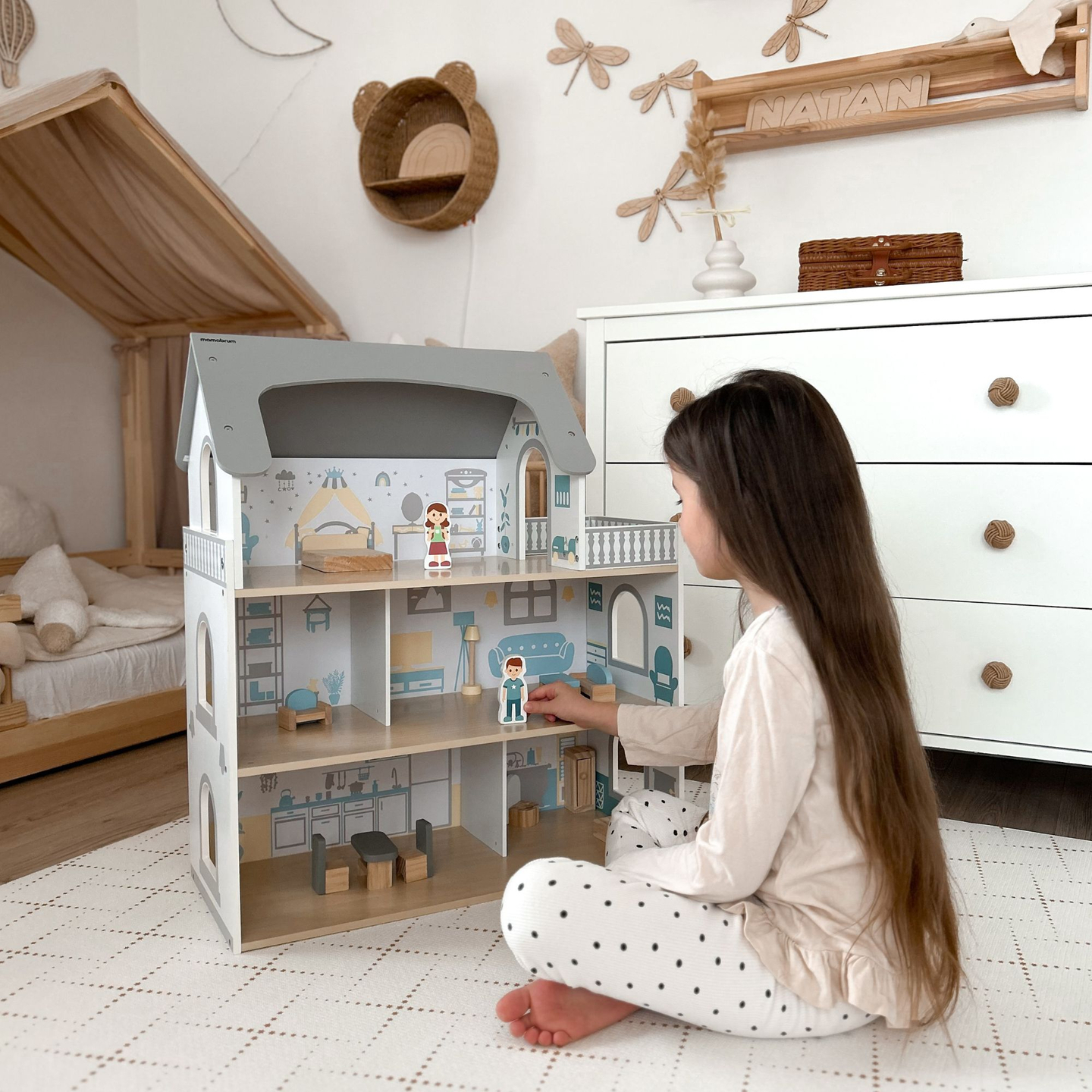 Biely drevený domček pre bábiky s terasou a príslušenstvom