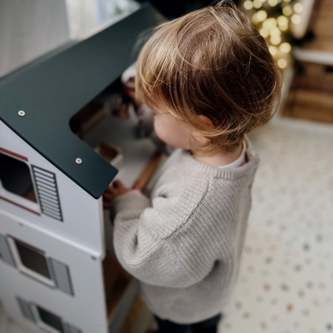 Biely drevený domček pre bábiky s doplnkami 18 ks.