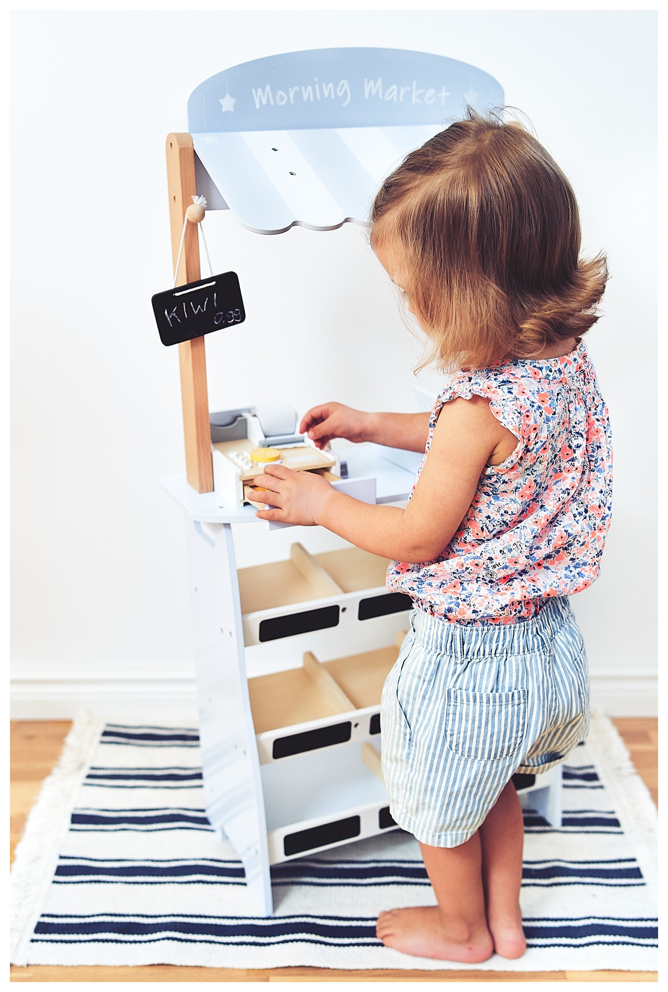 Obchod so zeleninou - drevený stánok s debničkami, pokladňou a terminálom