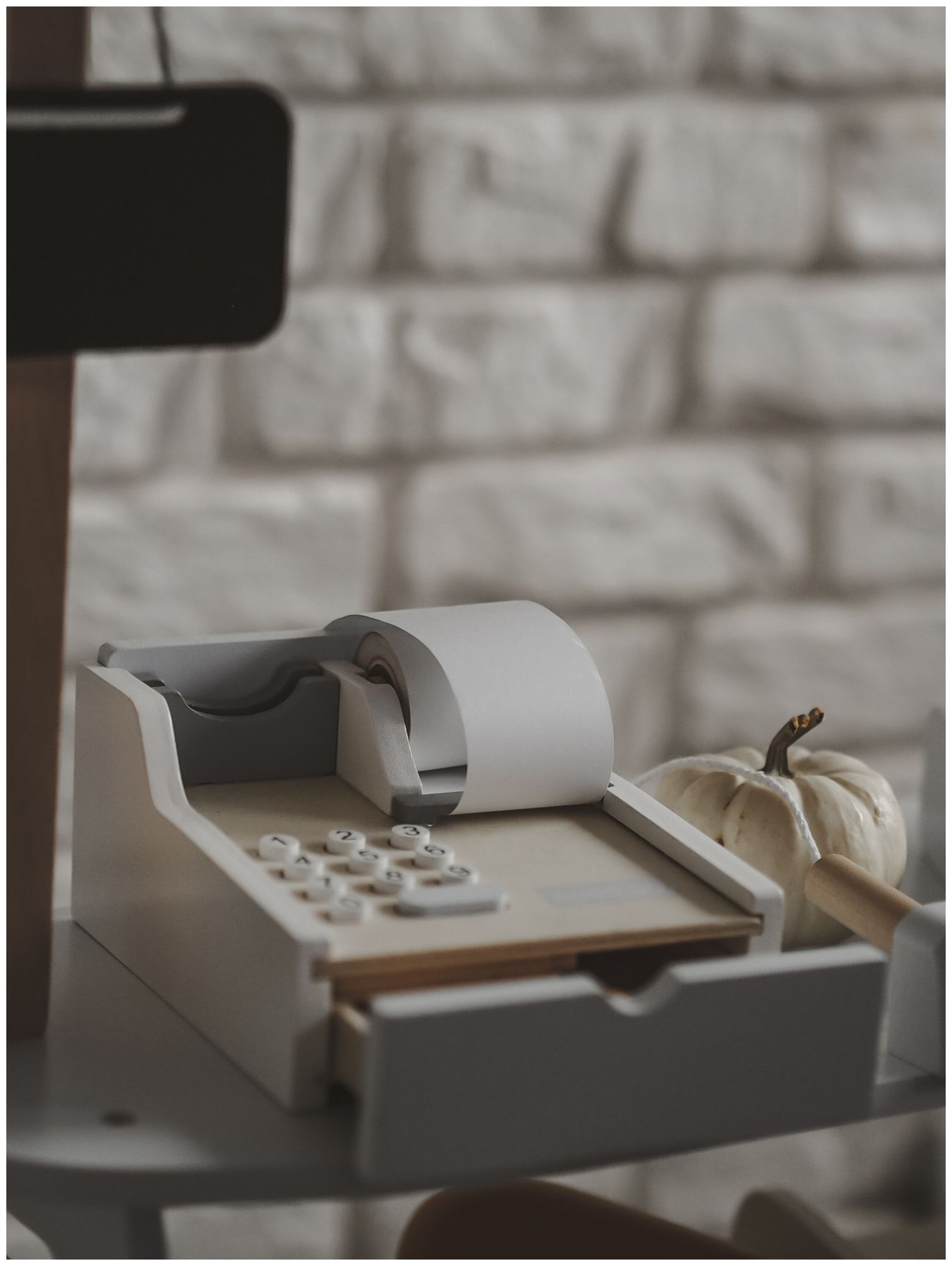 Obchod so zeleninou - drevený stánok s debničkami, pokladňou a terminálom