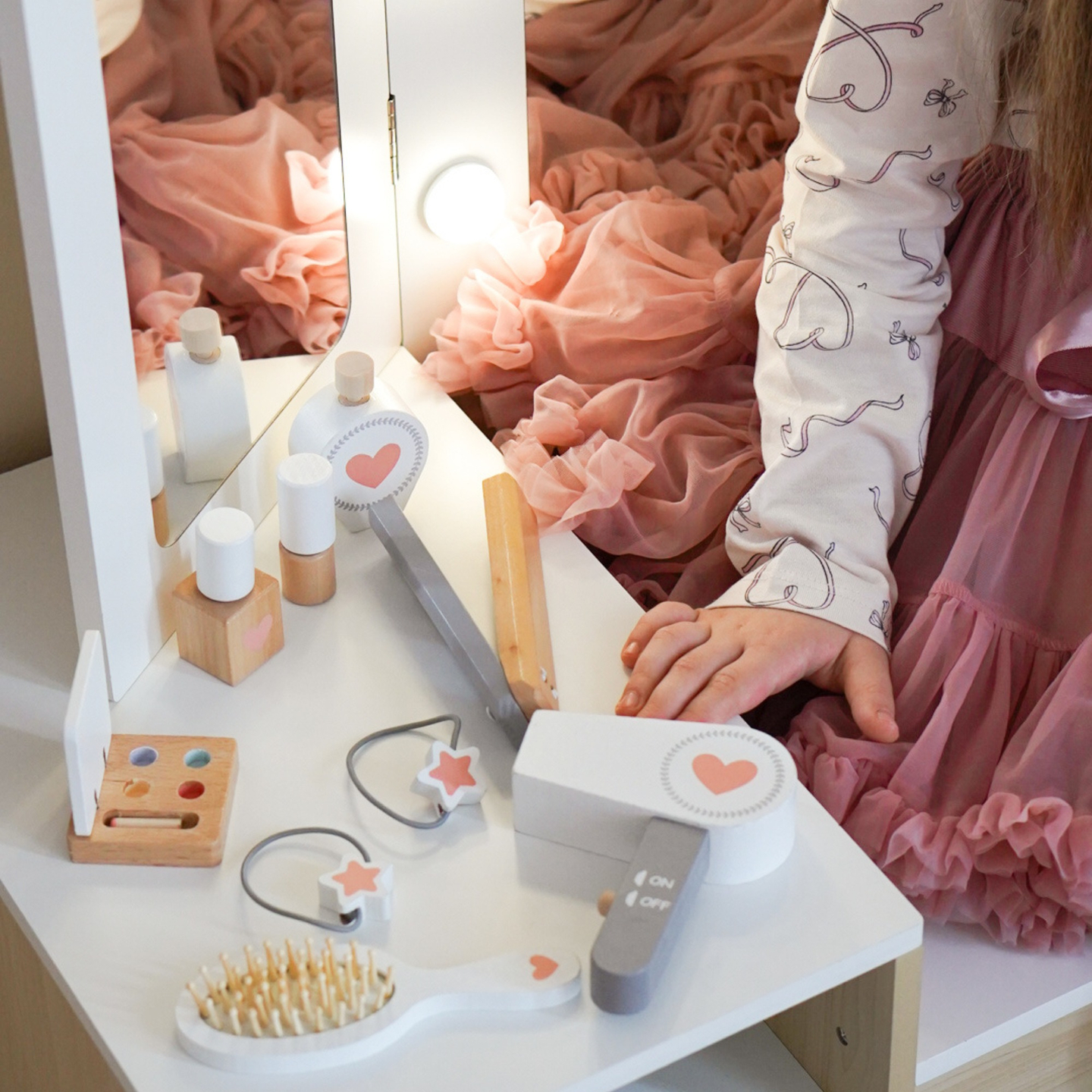 Drevený detský toaletný stolík so stoličkou, príslušenstvom a LED osvetlením