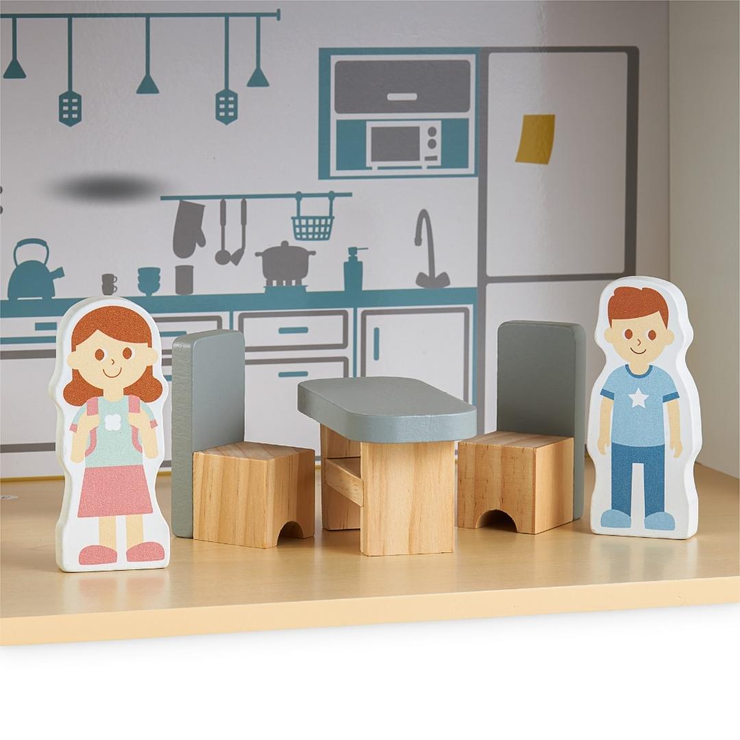 Biely drevený domček pre bábiky s terasou a príslušenstvom