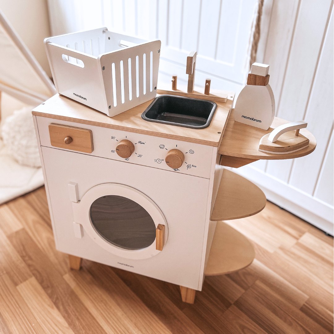 Drevená práčka so žehličkou, košom a pracím prostriedkom