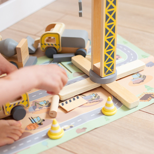 Drevené stavenisko s veľkým mobilným žeriavom a vozidlami, vežový žeriav