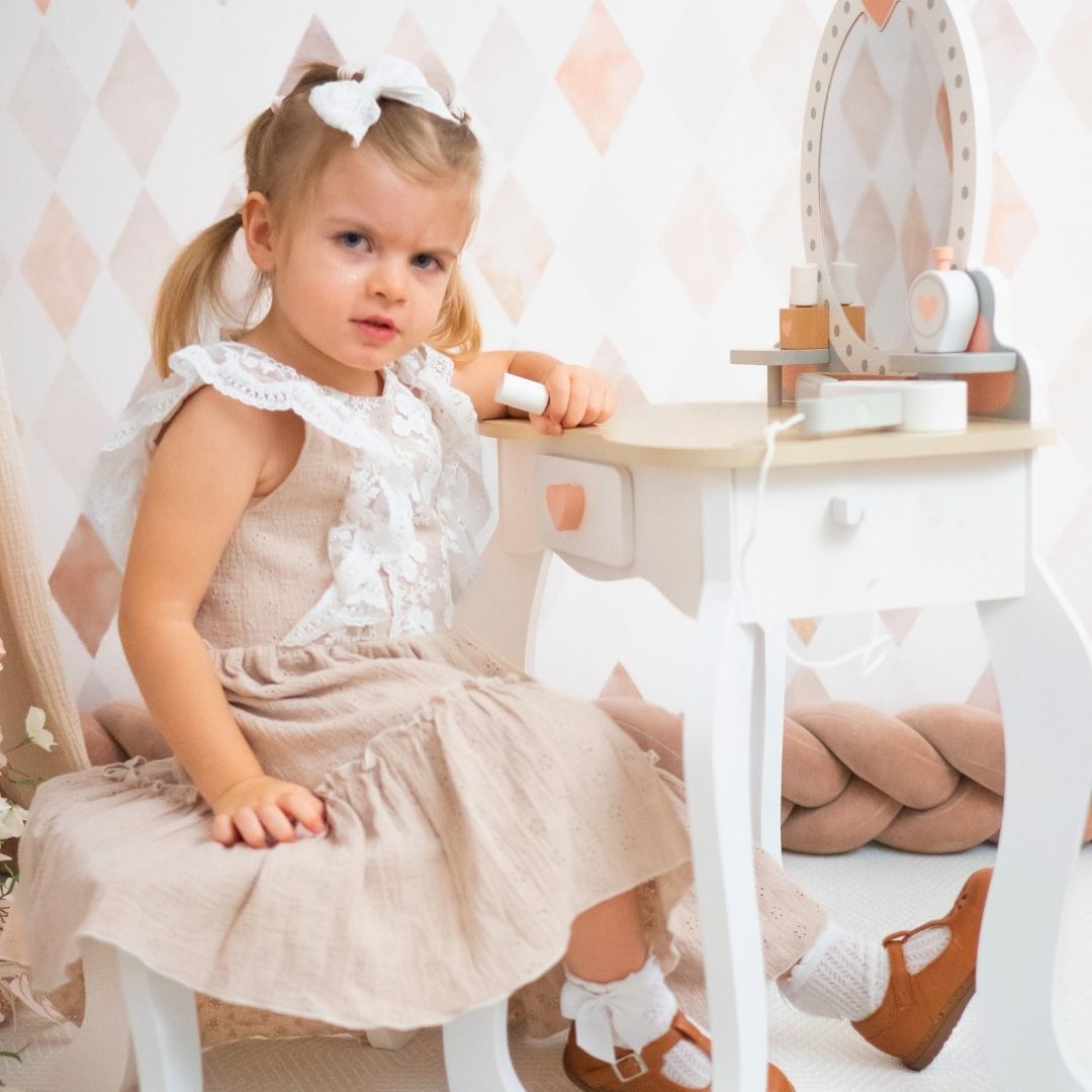 Drevený toaletný stolík so stoličkou a príslušenstvom