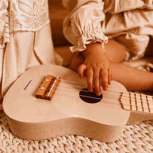 Drevená gitara pre deti - ukulele - ružová farba