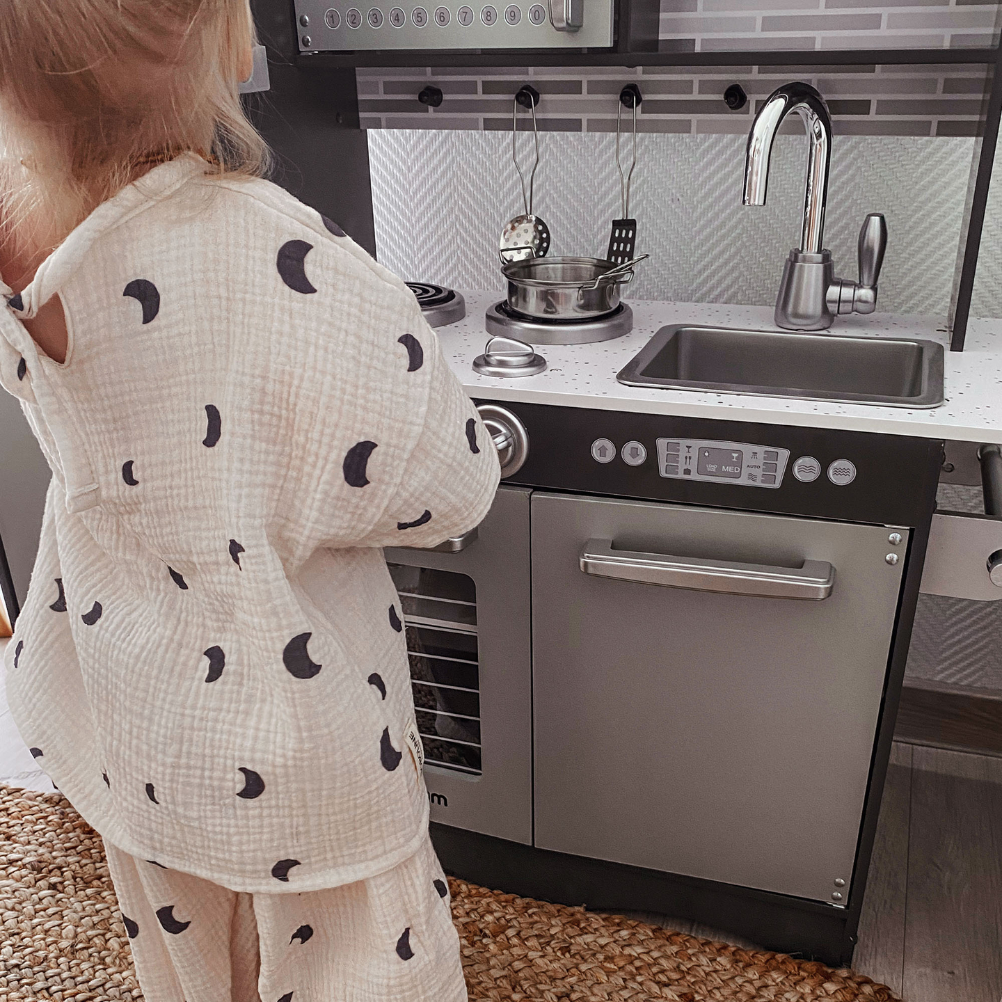 Drevená kuchyňa XXL s LED osvetlením, zásterou a príslušenstvom