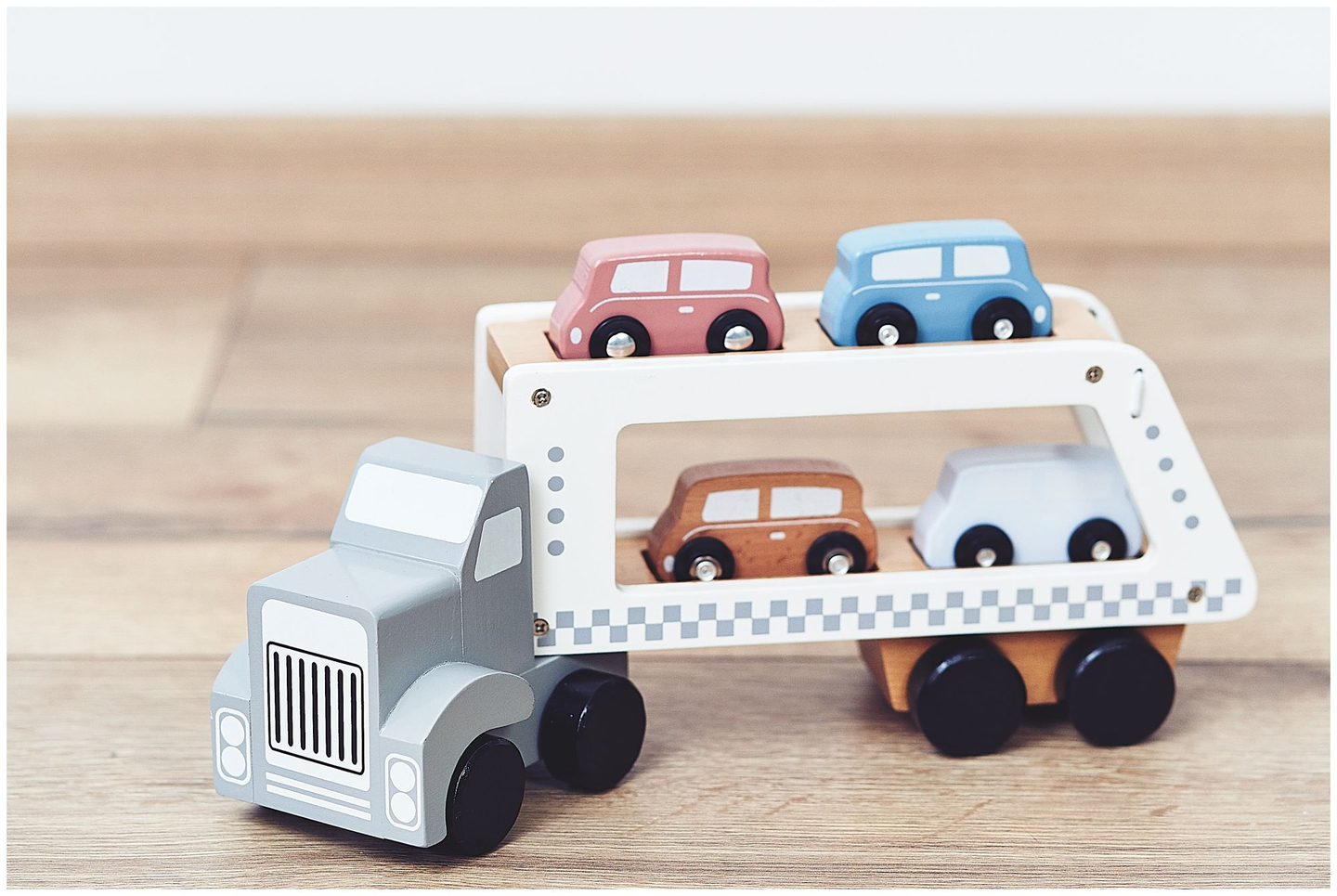 Drevený nákladný príves so 4 autami