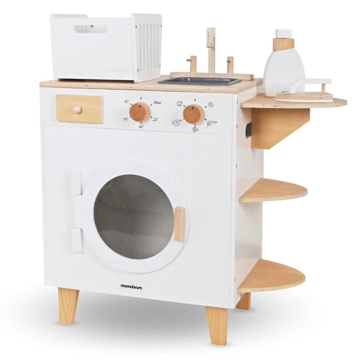 Drevená práčka so žehličkou, košom a pracím prostriedkom