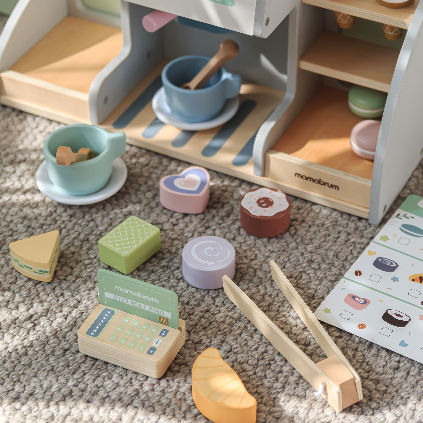 Veľká drevená zmrzlináreň s magnetickou tabuľou, kávovarom a sadou na zmrzlinu a zákusky - viac ako 70 dielikov!