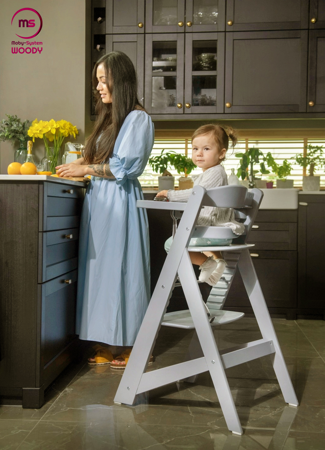 Drevená stolička na kŕmenie Moby-System WOODY - sivá farba
