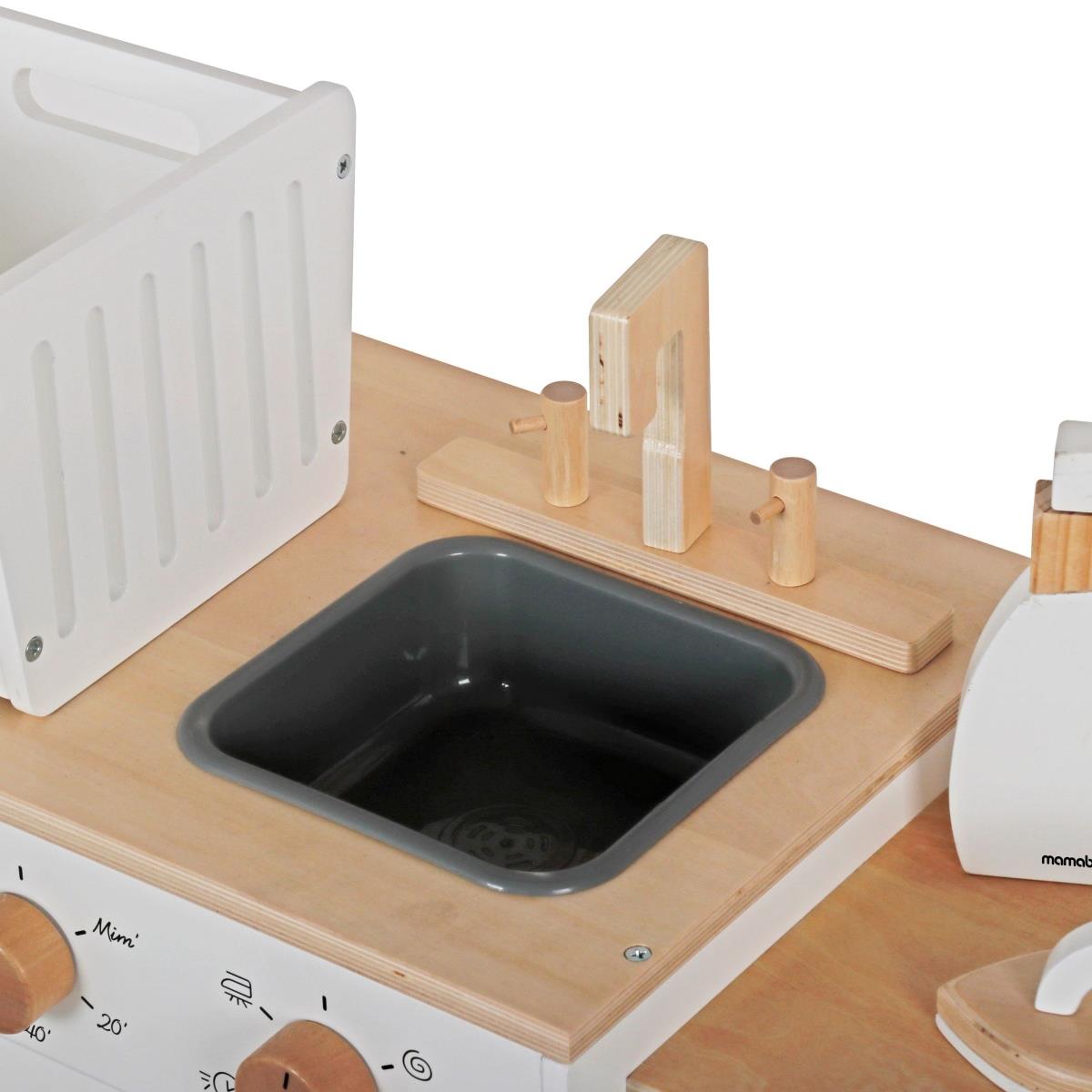 Drevená práčka so žehličkou, košom a pracím prostriedkom