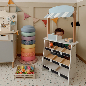 Obchod so zeleninou - drevený stánok s debničkami, pokladňou a terminálom