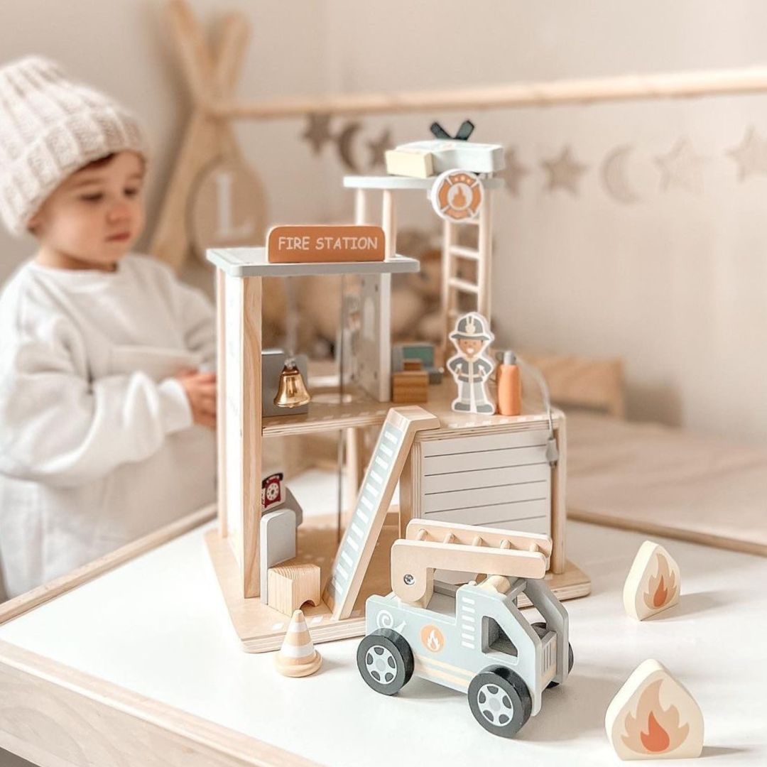 Drevená hasičská stanica s príslušenstvom, hasičský zbor