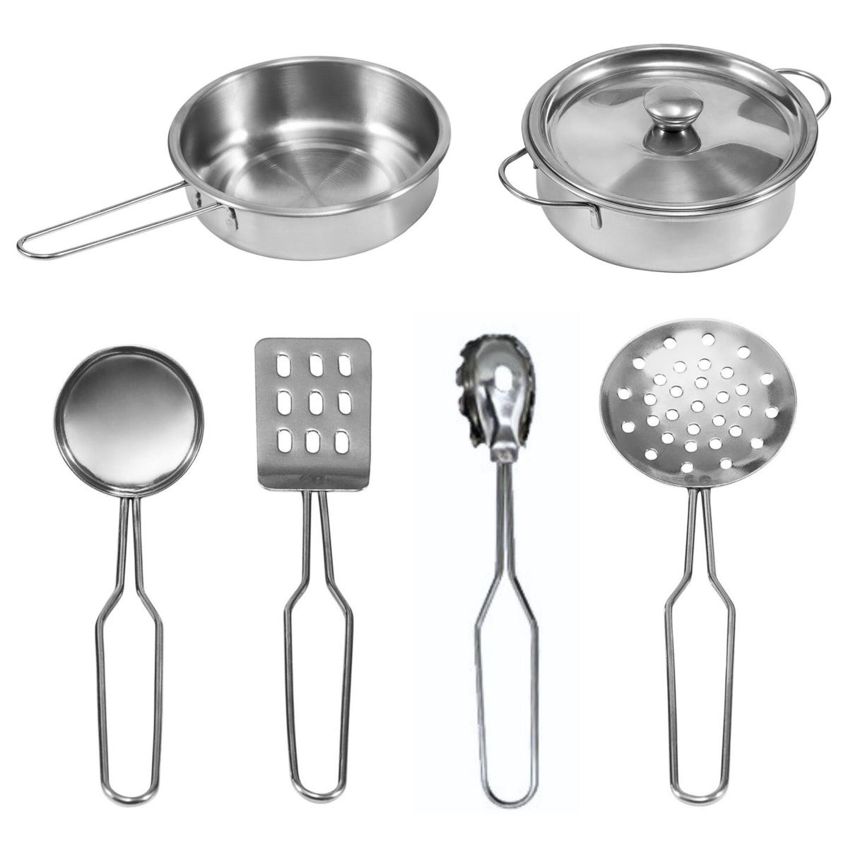 Drevená biela kuchyňa s príslušenstvom a zásterou