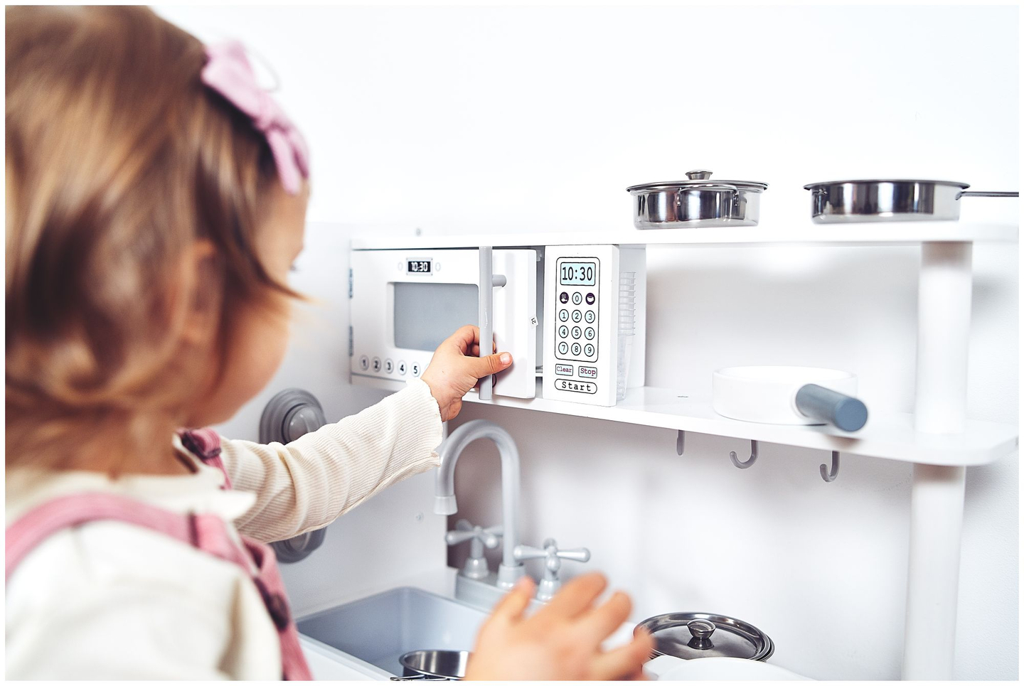 Veľké drevené biele kuchynské doplnky a zástera