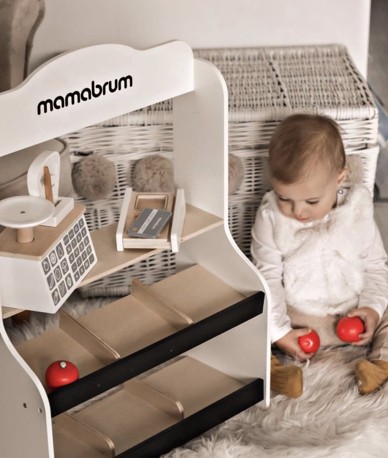 Mini market - obchod s váhou, terminálom, platobnou kartou a ovocím