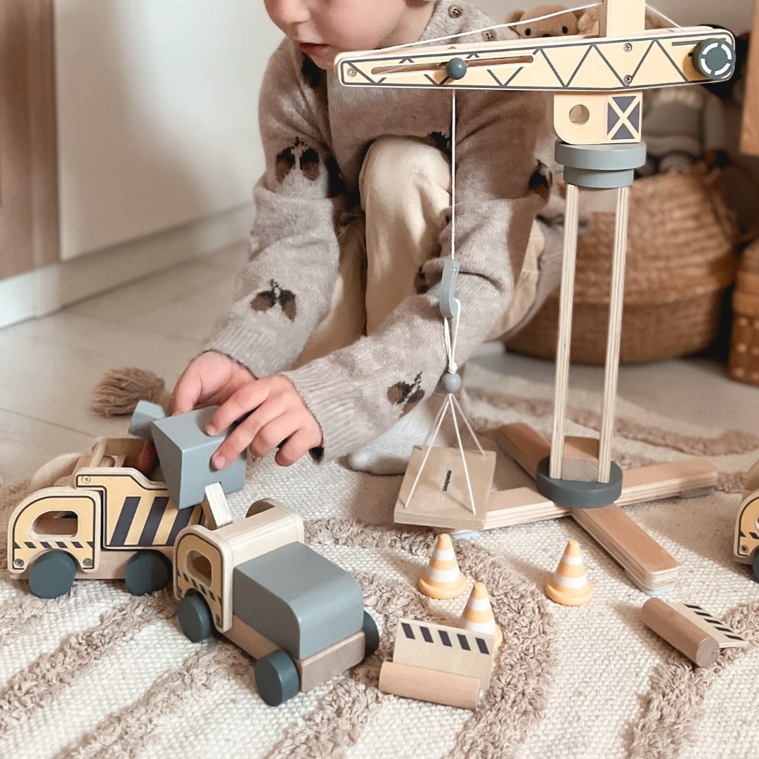 Drevené stavenisko s veľkým mobilným žeriavom a vozidlami, vežový žeriav