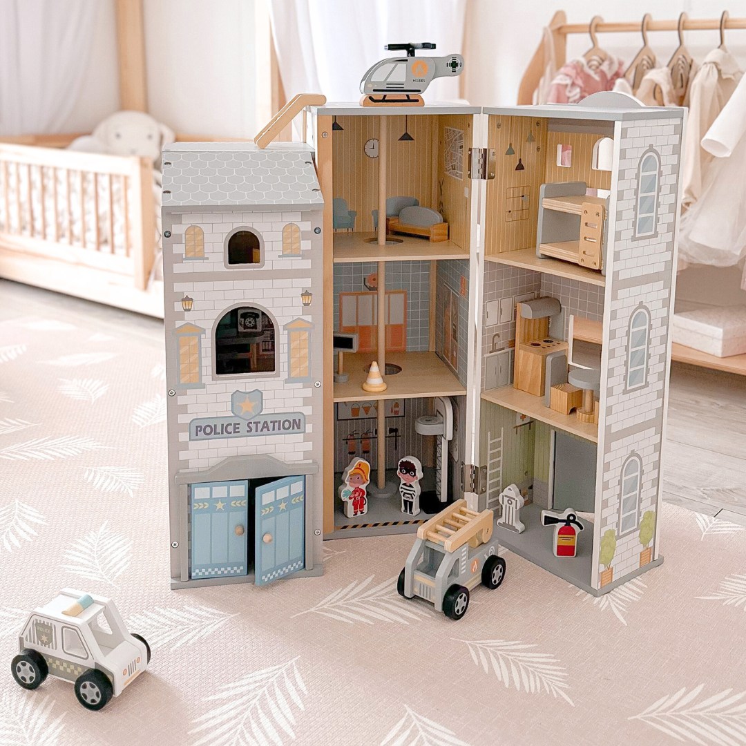 Veľká skladacia hasičská stanica s policajnou stanicou - drevená súprava. Hasičská stanica a policajná stanica s príslušenstvom.