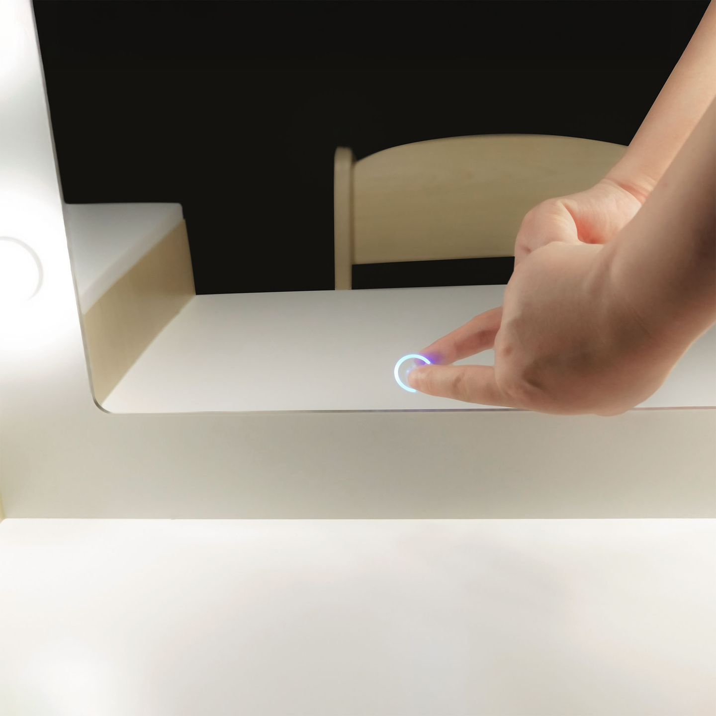 Drevený detský toaletný stolík so stoličkou, príslušenstvom a LED osvetlením