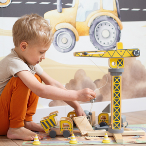 Drevené stavenisko s veľkým mobilným žeriavom a vozidlami, vežový žeriav