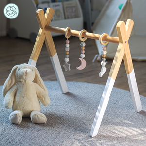 Drevený vzdelávací stojan Baby Gym - biela farba