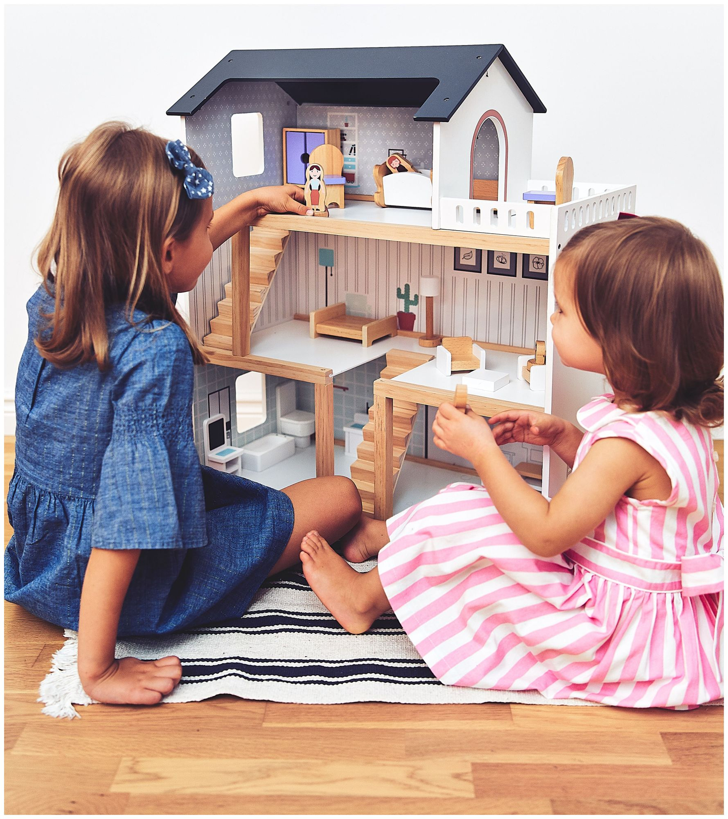 Biely drevený domček pre bábiky s doplnkami 18 ks.