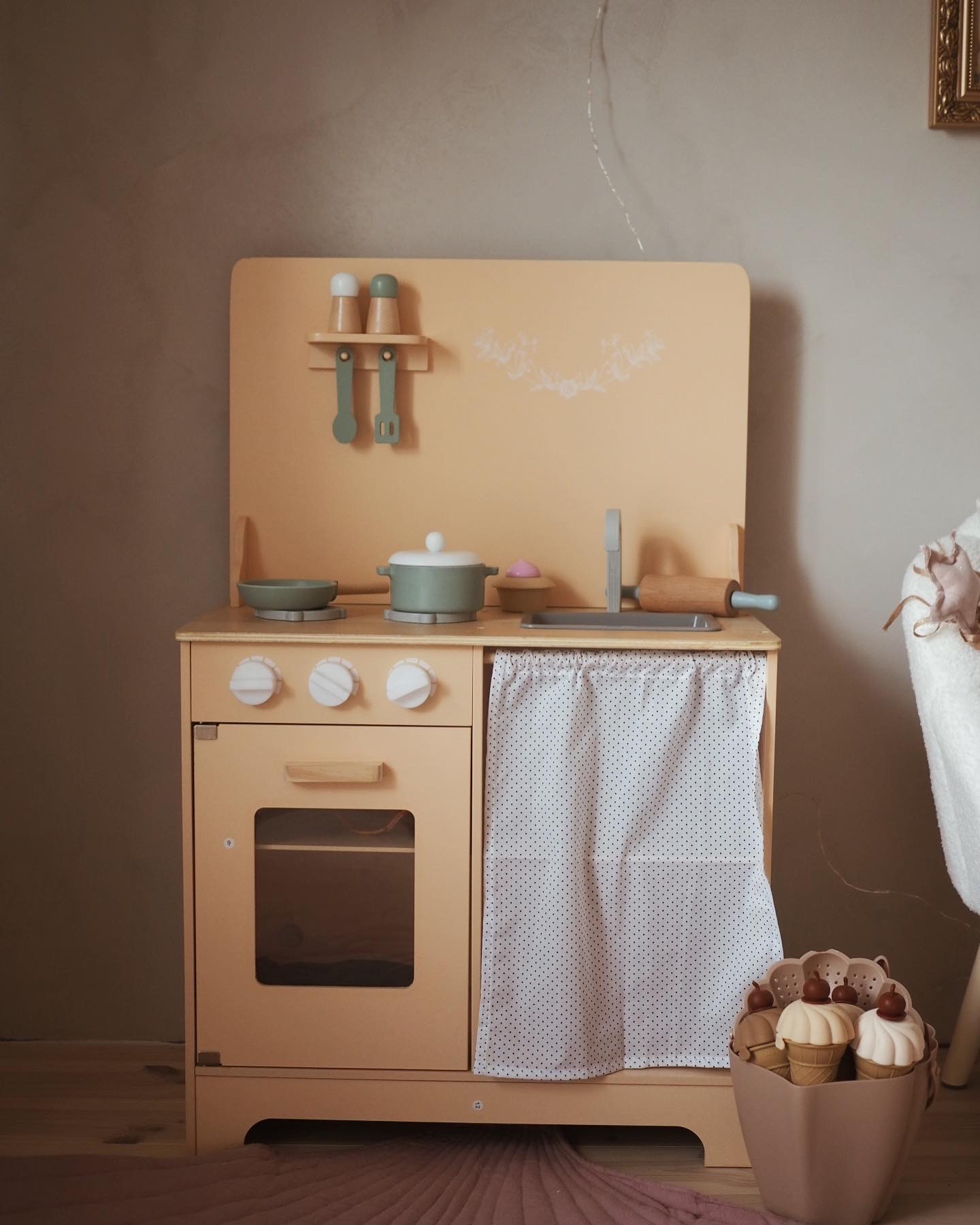 Drevená kuchyňa so zásterou, príslušenstvom a LED osvetlením